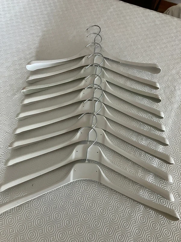 Set van 10 witte harde plastic kleerhangers – photo 4